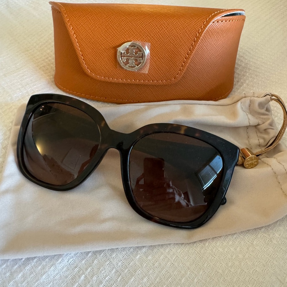 Tory Burch Tortiose Shell Sunglassess- excellent condition